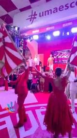 ❤️🤍 UM MOMENTO PARA GUARDAR!  No centro do salão, os três casais de mestre-sala e porta-bandeira do Salgueiro se encontr