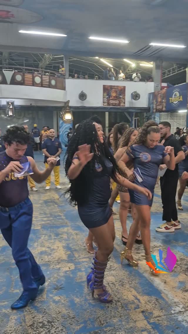 💙💛 OS ENCANTOS DO PAVÃO NA QUADRA! 🦚✨  Em meio à disputa dos sambas-enredo, sempre tem espaço para aquele momento de des