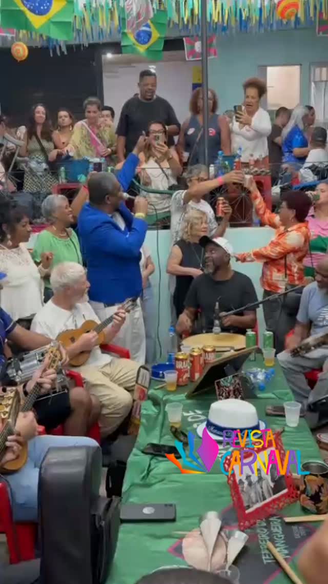 🔥 **UMA RODA DE SAMBA EM REVERÊNCIA À HISTÓRIA!**  O Terreiro de Mangueira recebeu mais uma emocionante roda de samba, d