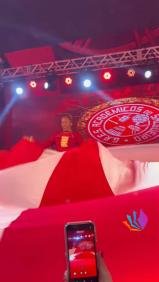 E a Xica da Silva balançou a saia pra fazer bonito! 🔴⚪  Aquela saia gigante listrada de vermelho e branco rodando pela q