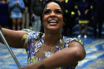 💙💛 A TIJUCA EM 10 CLIQUES! 🦚📸  Uma noite de samba, pavilhões, canto e muito samba no pé! Nas nossas lentes, alguns dos m