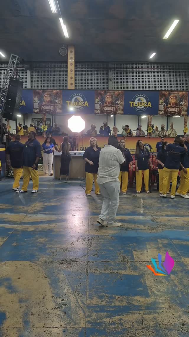 🔥💙💛 A VOZ QUE FAZ A QUADRA ARREPIAR!  A potente voz de Marquinhos Art’Samba, intérprete oficial da Unidos da Tijuca, eco