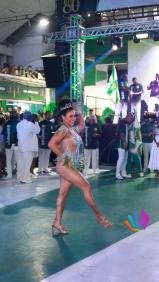 Carol Padilha brilhou na grande final do samba-enredo do Império Serrano! 💚🤍✨  A princesa do Império marcou presença na 