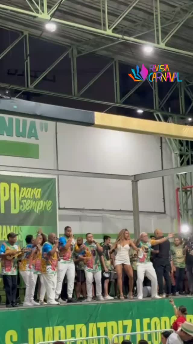 Feijoada, samba e a energia que só a Imperatriz Leopoldinense sabe entregar! 💚🤍  A comunidade se reúne, o tambor chama e